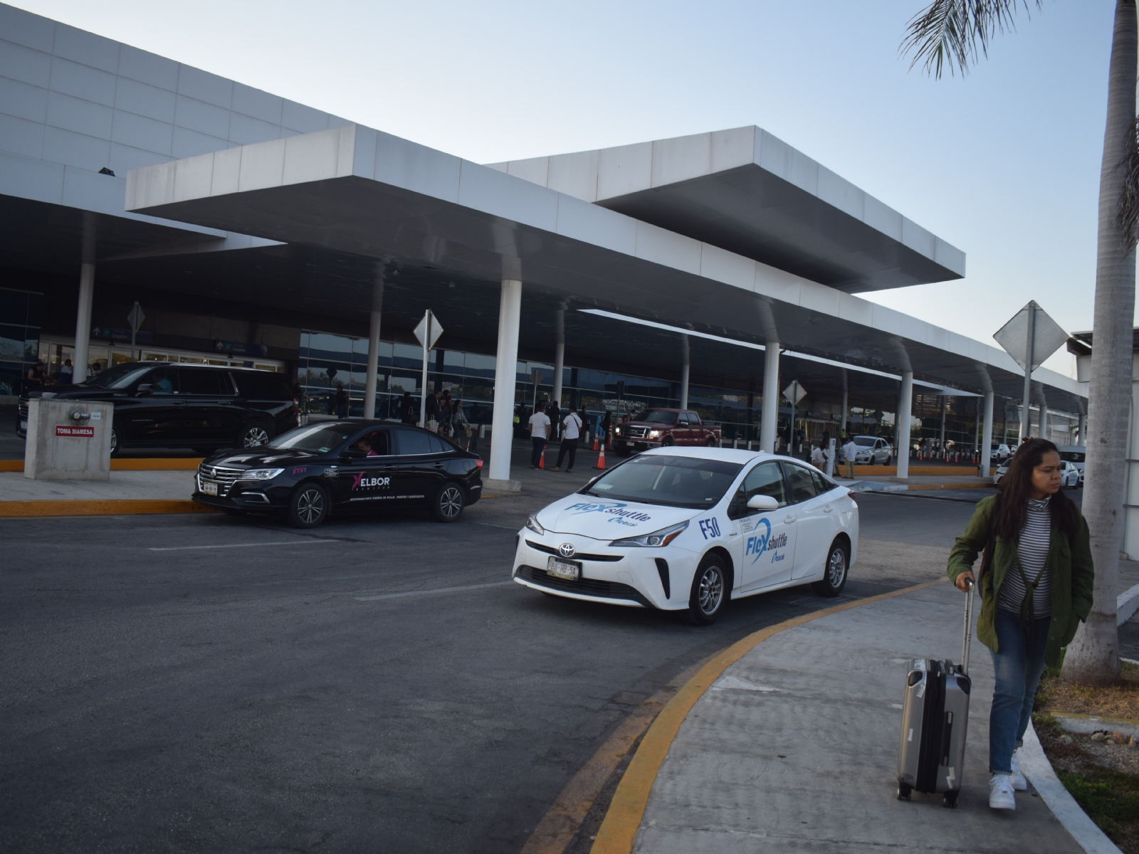 Empleados de Menzies insisten en la necesidad de contratar más trabajadores en el aeropuerto de Mérida