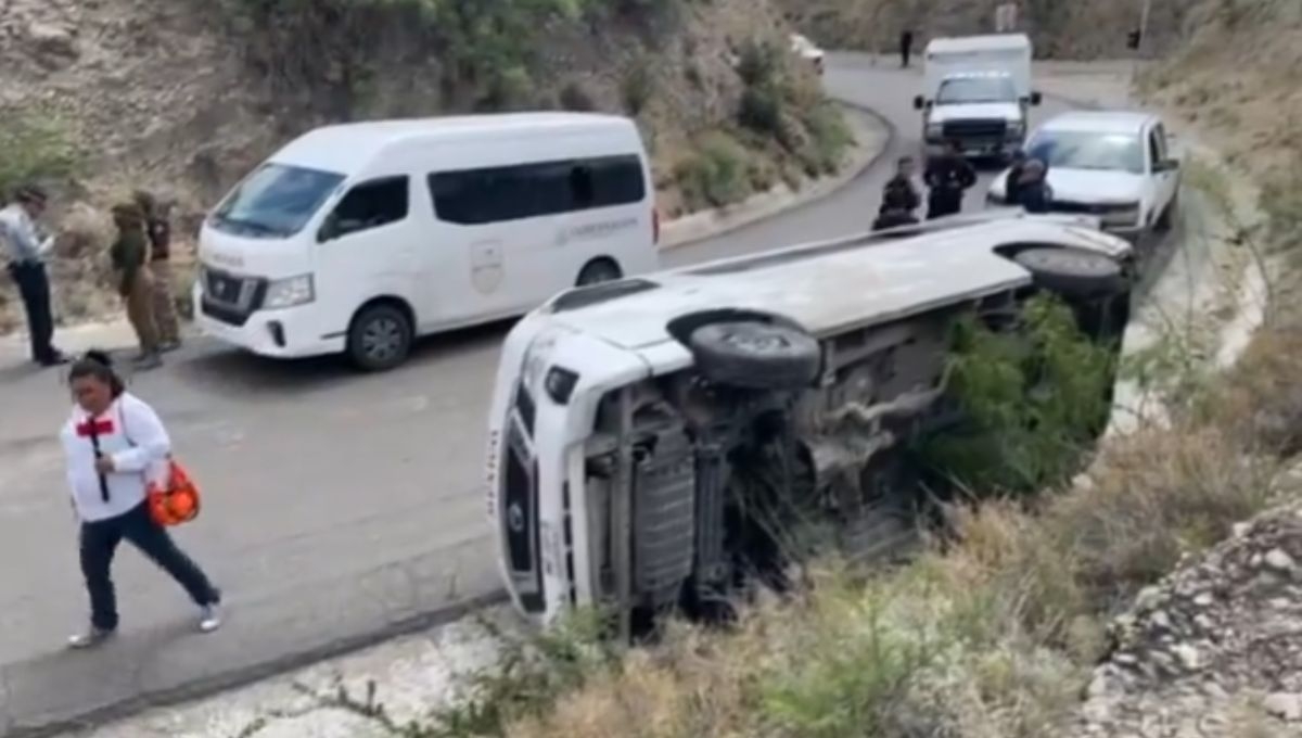 Las autoridades aún están investigando las causas que provocaron el vuelco de la unidad del Instituto Nacional de Migración en una autopista de Coahuila
