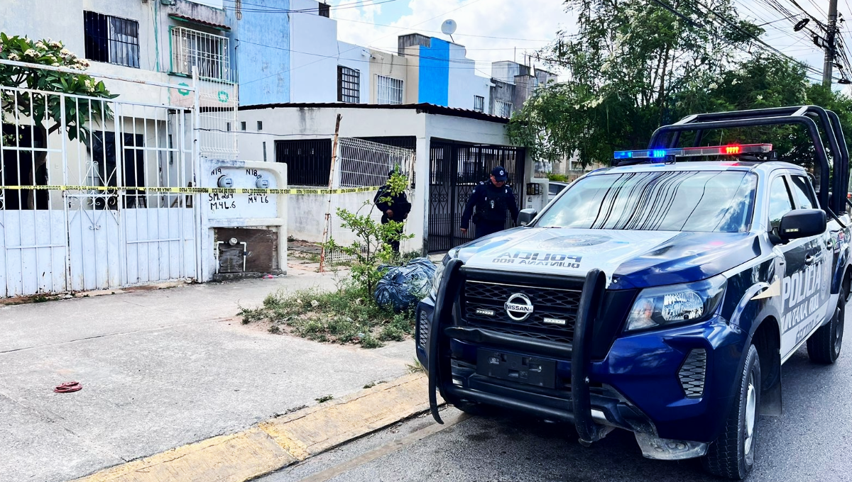 Al lugar llegaron elementos de la Policía de Quintana Roo para salvar al hombre