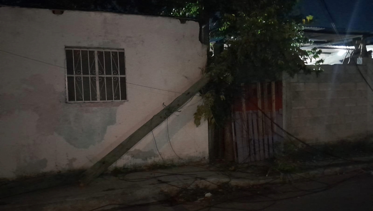 Chofer de un camión derriba poste de Telmex en Escárcega, Campeche