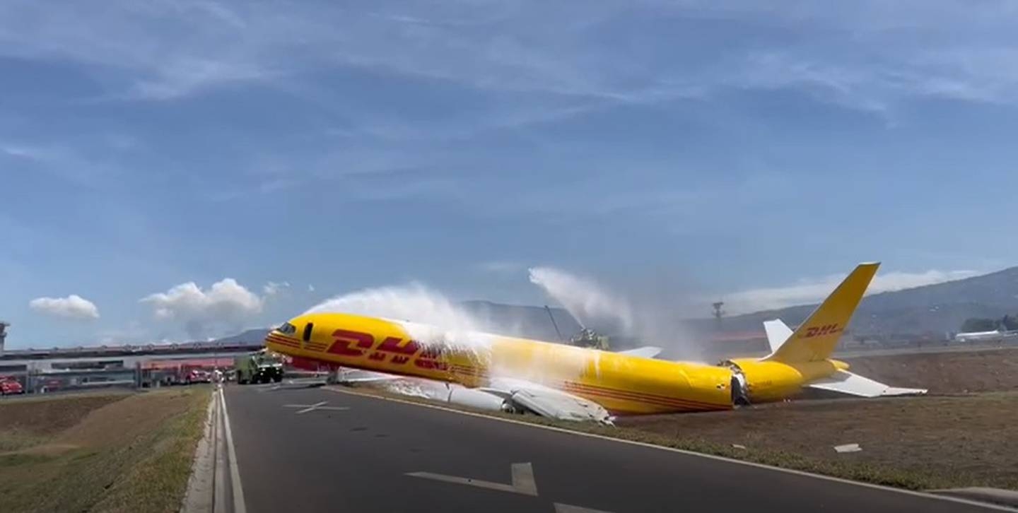 Avión de la empresa DHL sufre aparatoso accidente y se parte en dos en