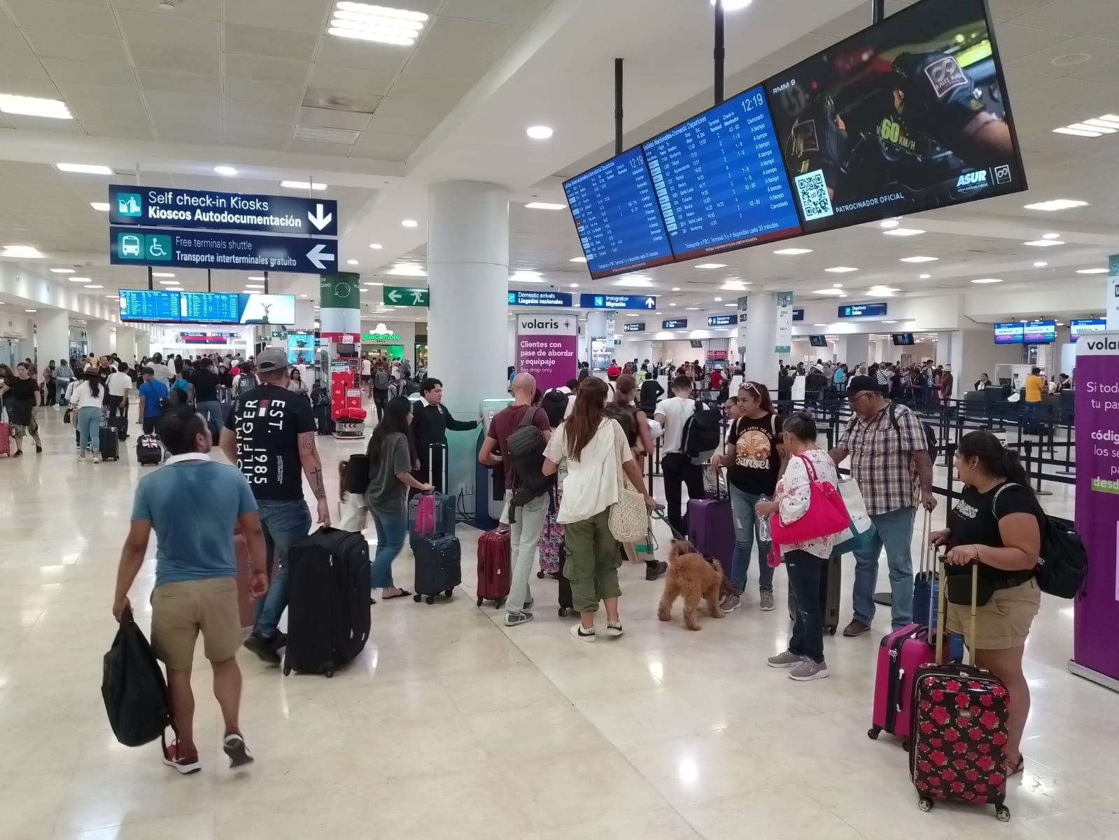 Reportan 29 vuelos cancelados en el aeropuerto de Cancún por cenizas