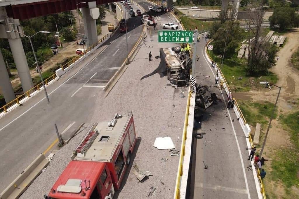 Volcadura de un tráiler en la autopista de Tlaxcala deja dos muertos y