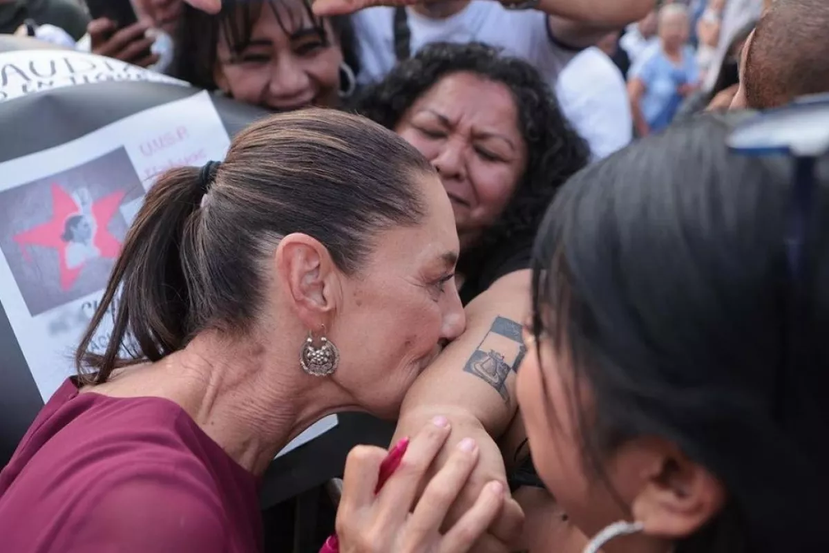 Claudia Sheinbaum besa tatuaje que simpatizante le dedicó en CDMX - PorEsto