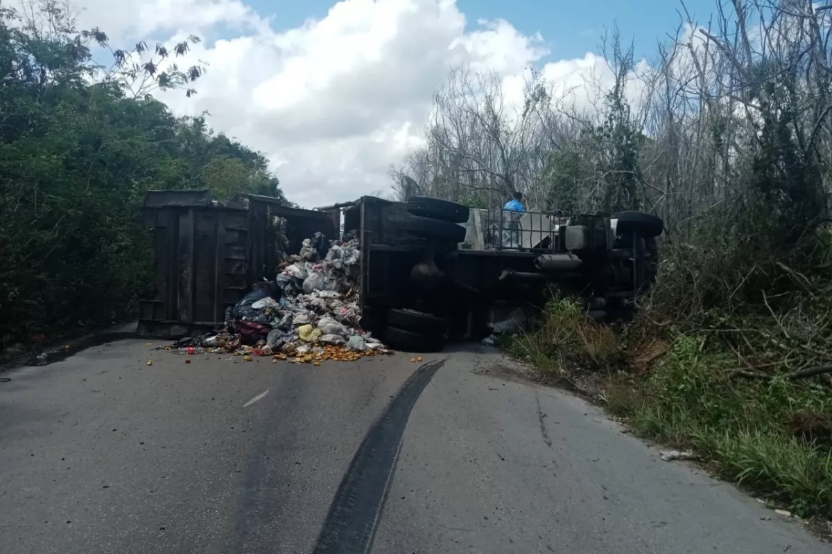 Vuelca Cami N Recolector De Basura De Playa Del Carmen Poresto