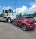 Chocan de frente tráiler y camioneta.