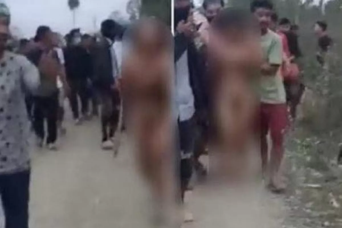 Difunden video donde una multitud obliga a dos mujeres a caminar desnudas  en India - PorEsto