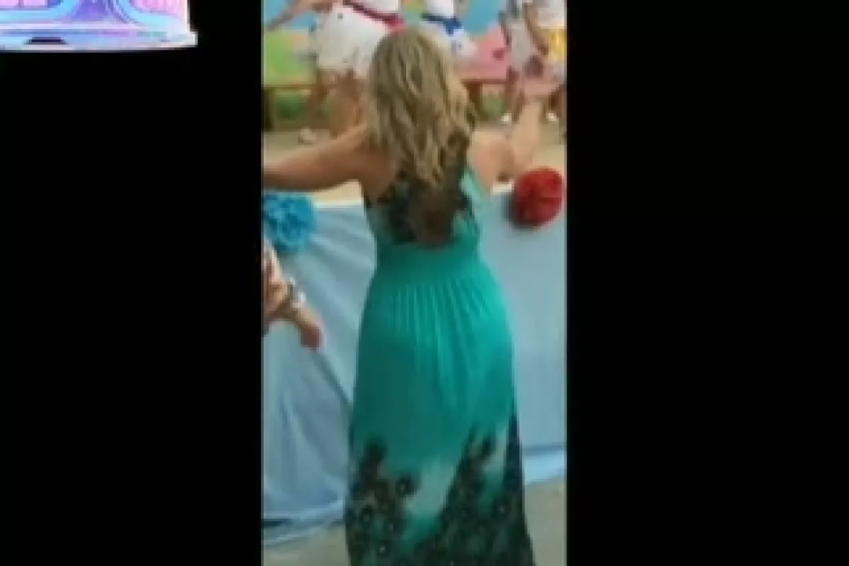 Maestra roba suspiros por su baile durante festival escolar: VIDEO - PorEsto