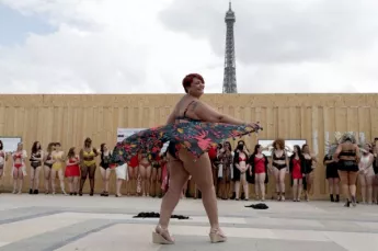 Modelos De Tallas Grandes Desaf An El Covid Al Desfilar En La Torre Eiffel Fotos Poresto