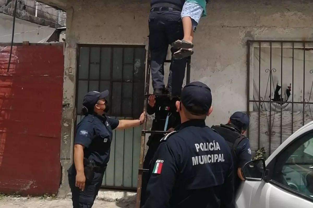 Policías rescatan a niño con síndrome de Down atrapado en el techo de una  casa en Cancún - PorEsto