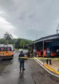 Automóvil atropella a comensales en Chetumal sobre Boulevard Bahía.