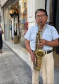 Don José Chan disfruta de alegrar a los transeúntes con sus melodías