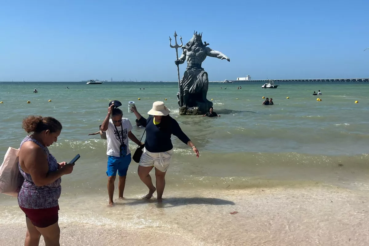 Aquaman visita a la estatua de Poseidón en Progreso - PorEsto