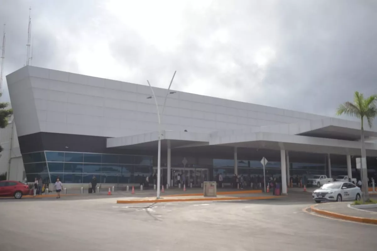 Inician trabajos de repavimentación en la entrada del aeropuerto de