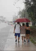 Diversas lluvias y chubascos se desataron en Cancún durante la tarde del sábado, causando encharcamientos y afectaciones en vialidades