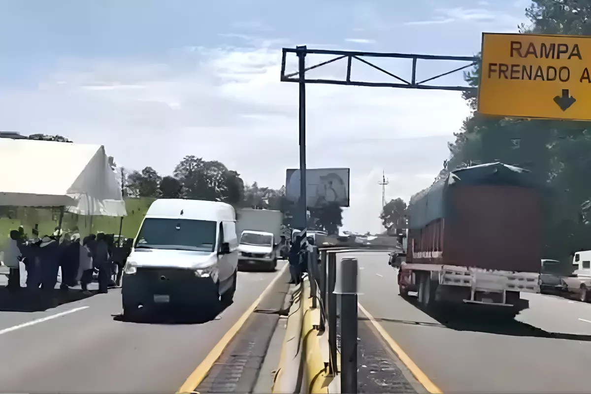 Ejidatarios de Santa Rita Tlahuapan abren carril en autopista México ...