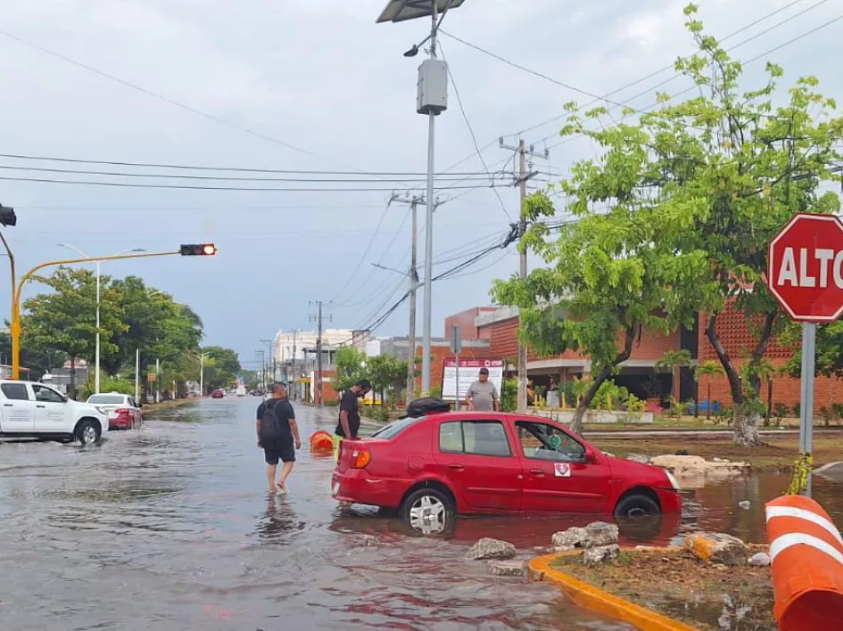 Fuerte Lluvia En Ciudad Del Carmen Deja Calles Inundadas Poresto 8492