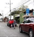 La obstrucción en zonas para abordar obliga a que los camioneros den parada en medio de la calle.