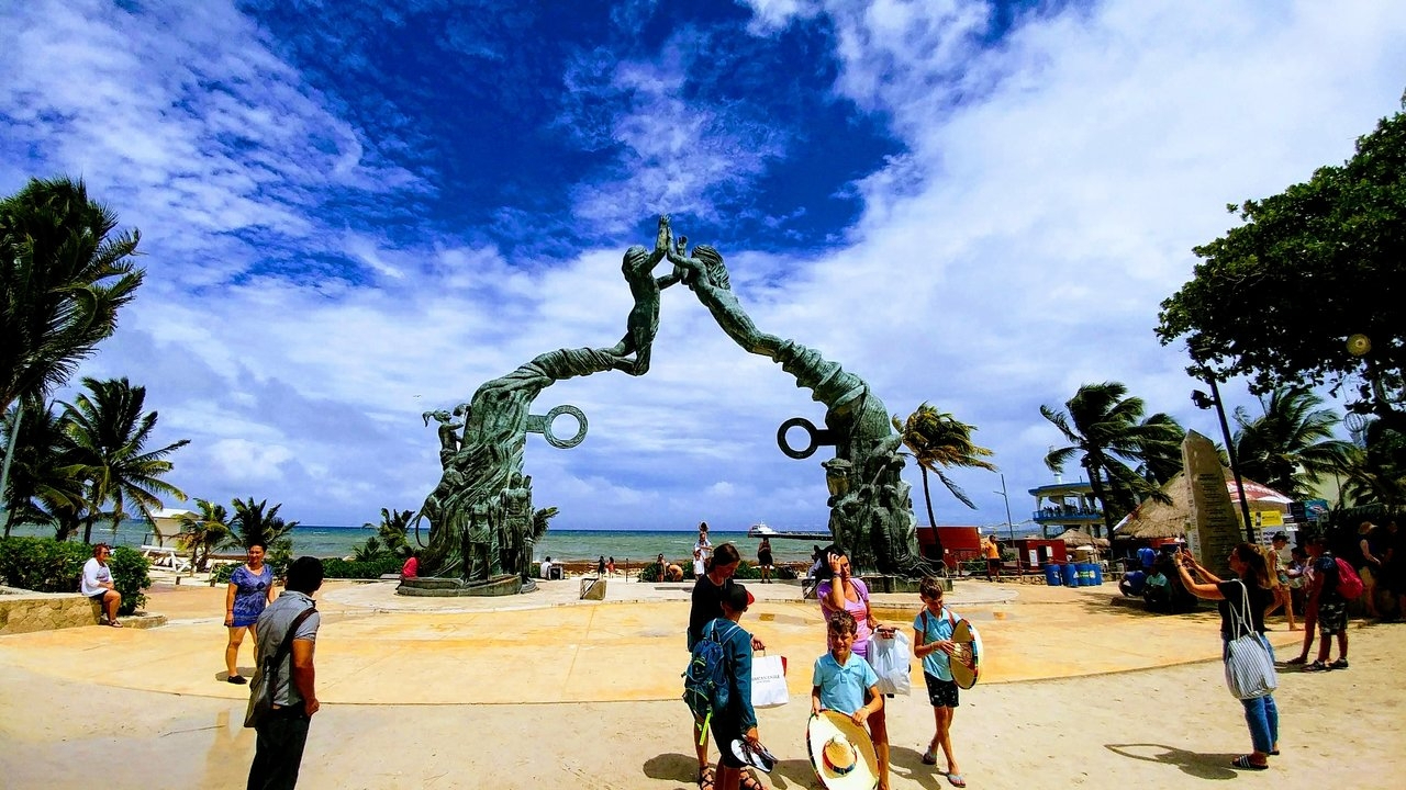 En el Parque Fundadores se encuentra ubicado el famoso Portal Maya, uno de los emblemas de la ciudad