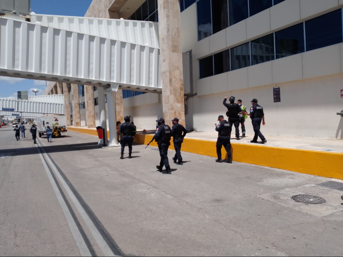 Elementos de la Policía Quintana Roo acudieron a la zona del ataque en el aeropuerto de Cancún, como apoyo del Ejército Mexicano