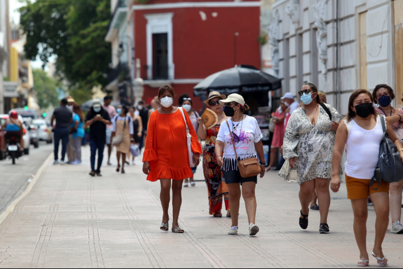 Los 'enganchadores' son comerciantes que atraen a turistas para venderles productos y servicios a precios inflados en Mérida