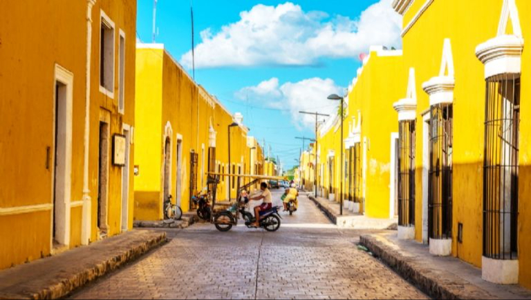Las calles de Izamal son de color amarillo, siendo su gran atractivo