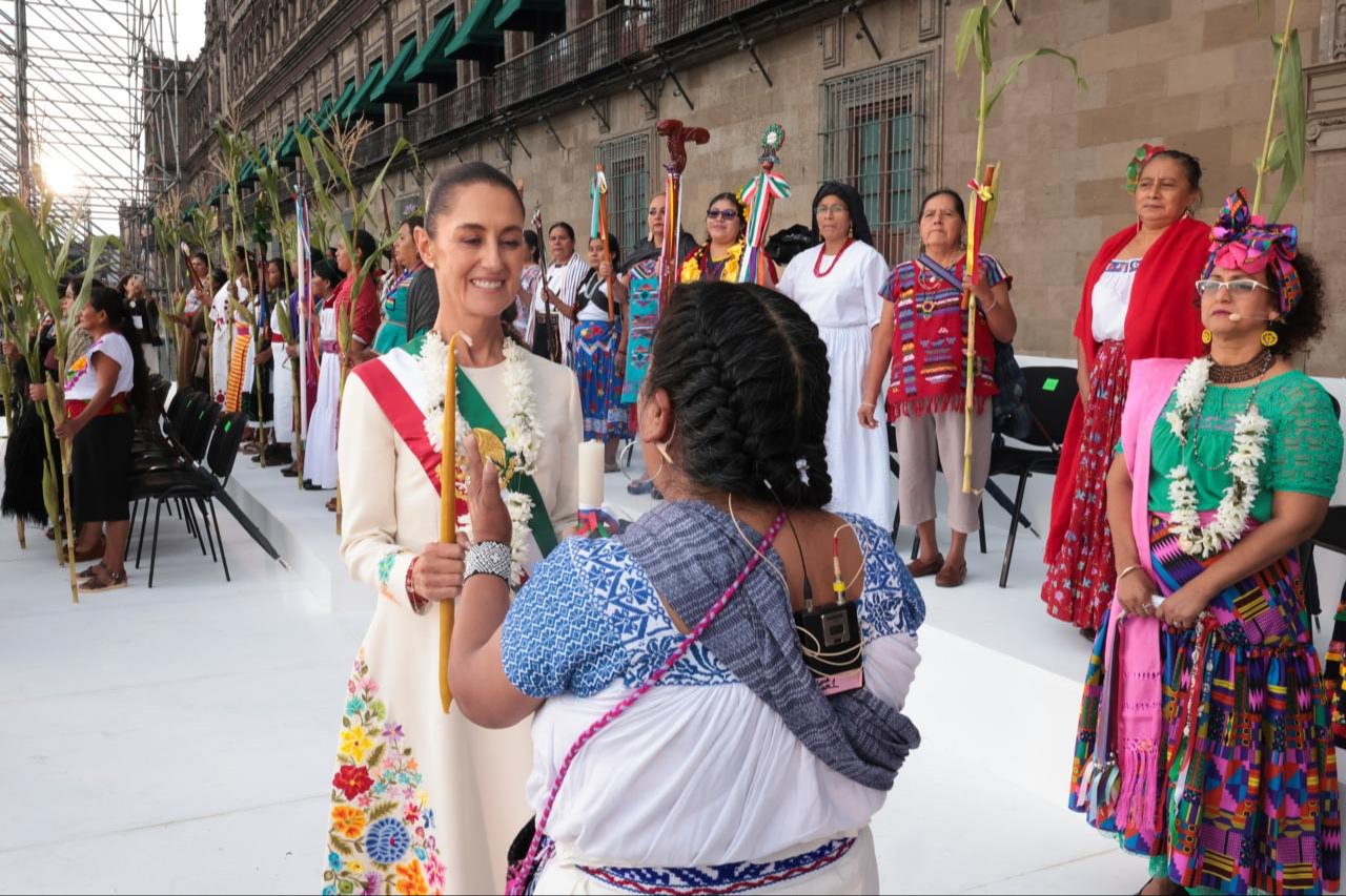 Así recibió Claudia Sheinbaum el Bastón de Mando en el Zócalo: FOTOS