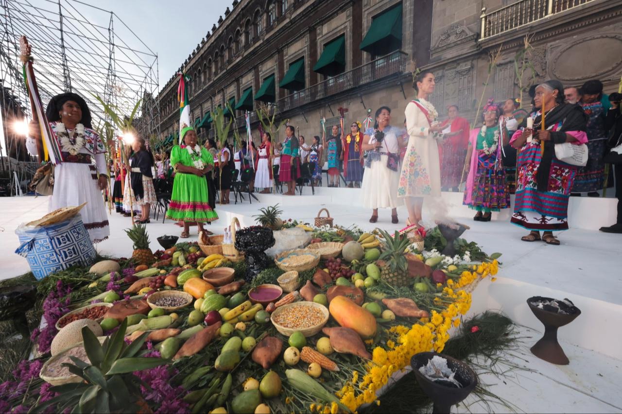 Así recibió Claudia Sheinbaum el Bastón de Mando en el Zócalo: FOTOS