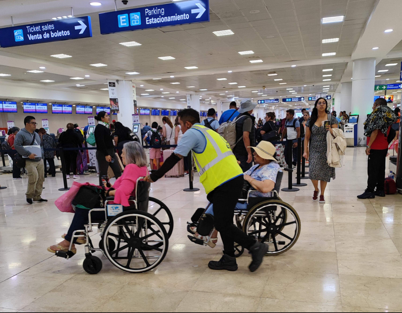 El joven estudiante desea trabajar en otras áreas del aeropuerto para ampliar su experiencia