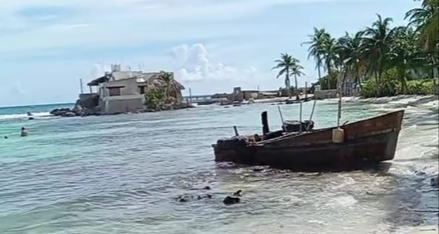 Los tripulantes huyeron una vez llegaron a la orilla de la playa