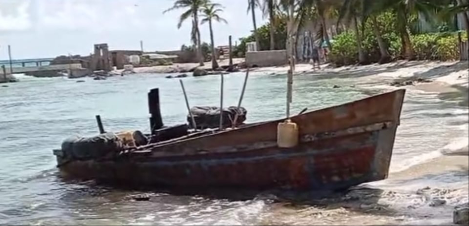 Aparece embarcación artesanal de cubanos en Playa Norte, Isla Mujeres