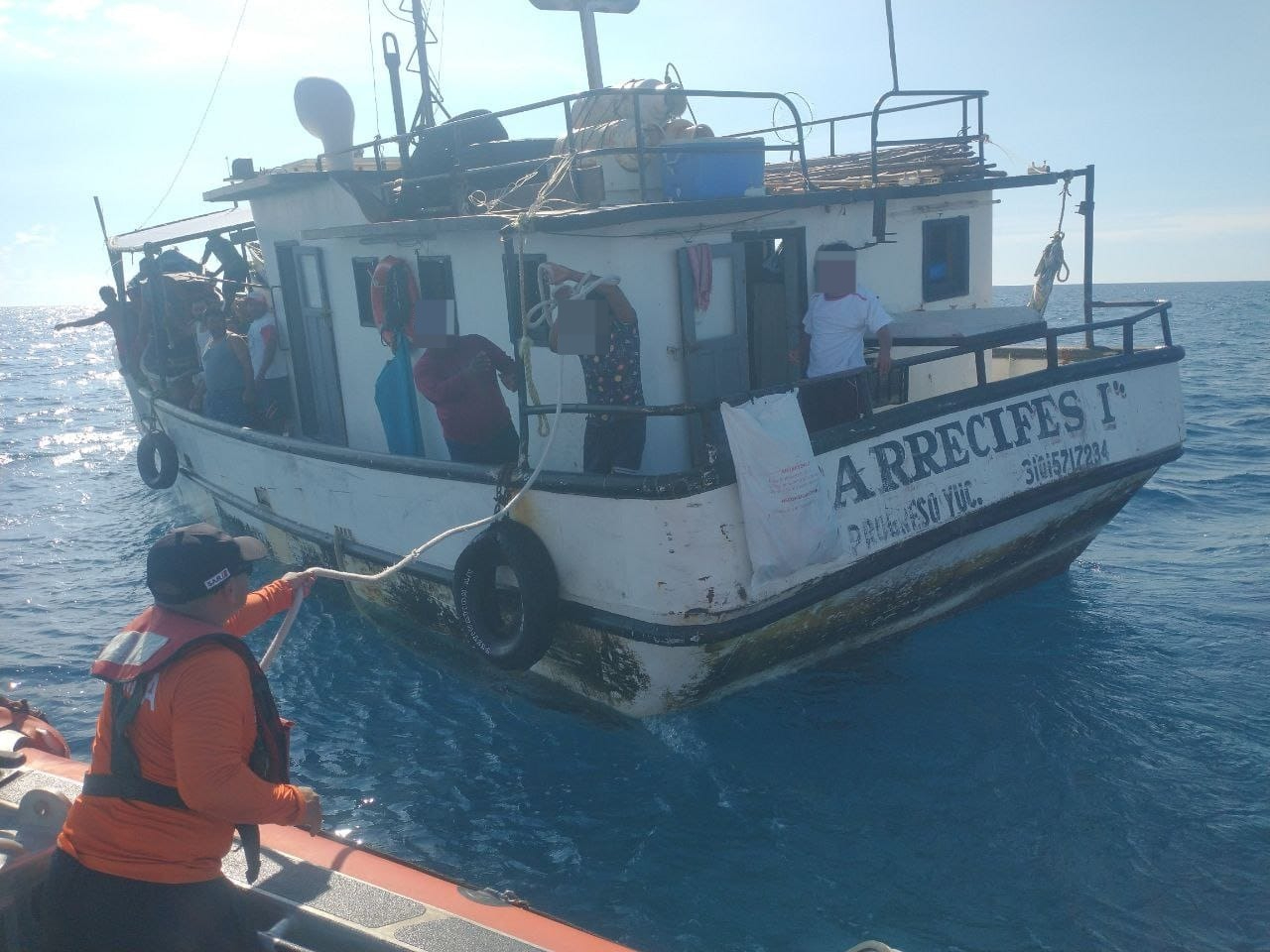 Personal naval llevó a cabo el rescate en altamar de un pescador que presentó problemas de salud