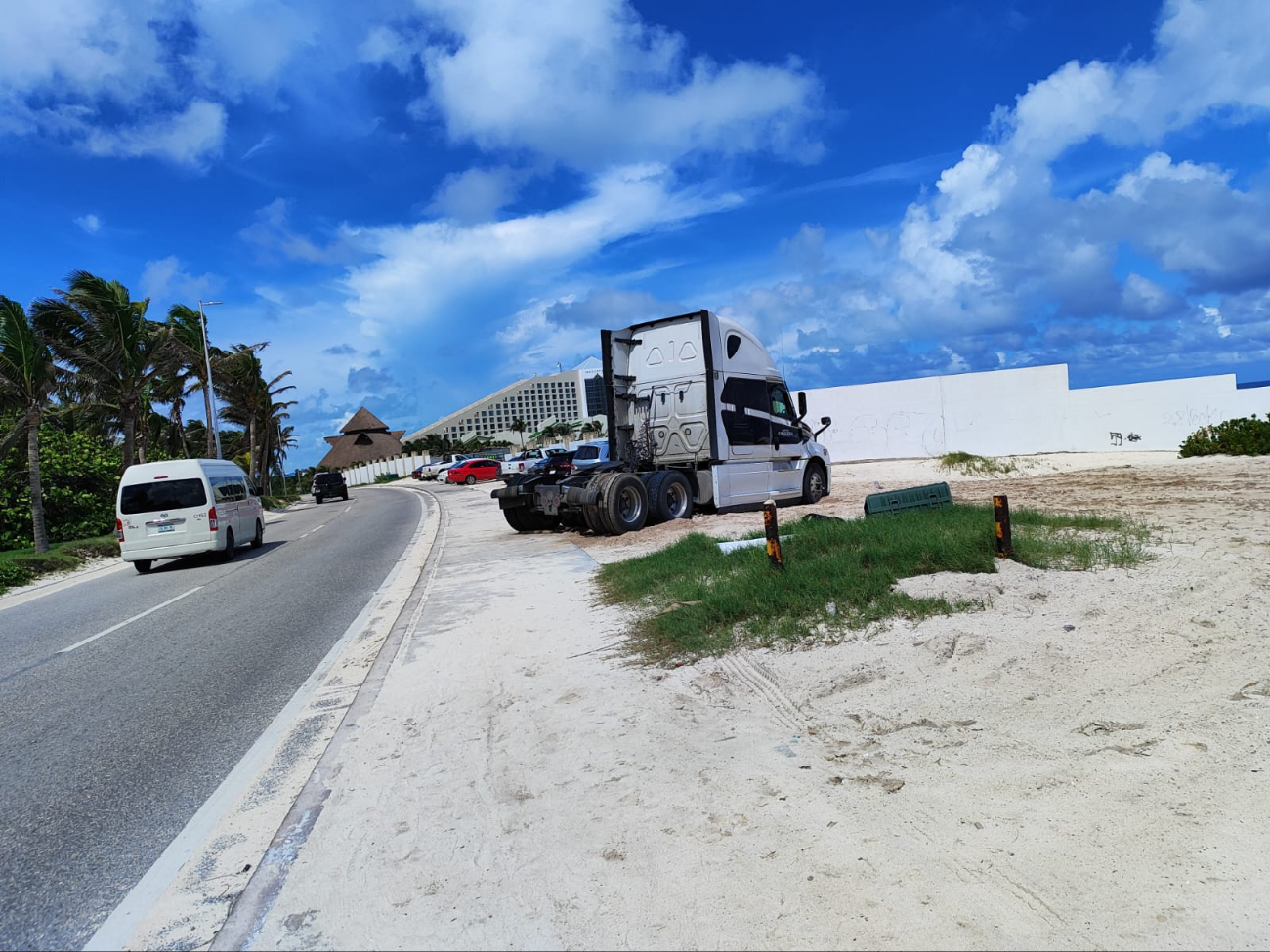 Un tráiler quedó atrapado en el estacionamiento de Playa Delfines debido a la falta de precaución del conductor.