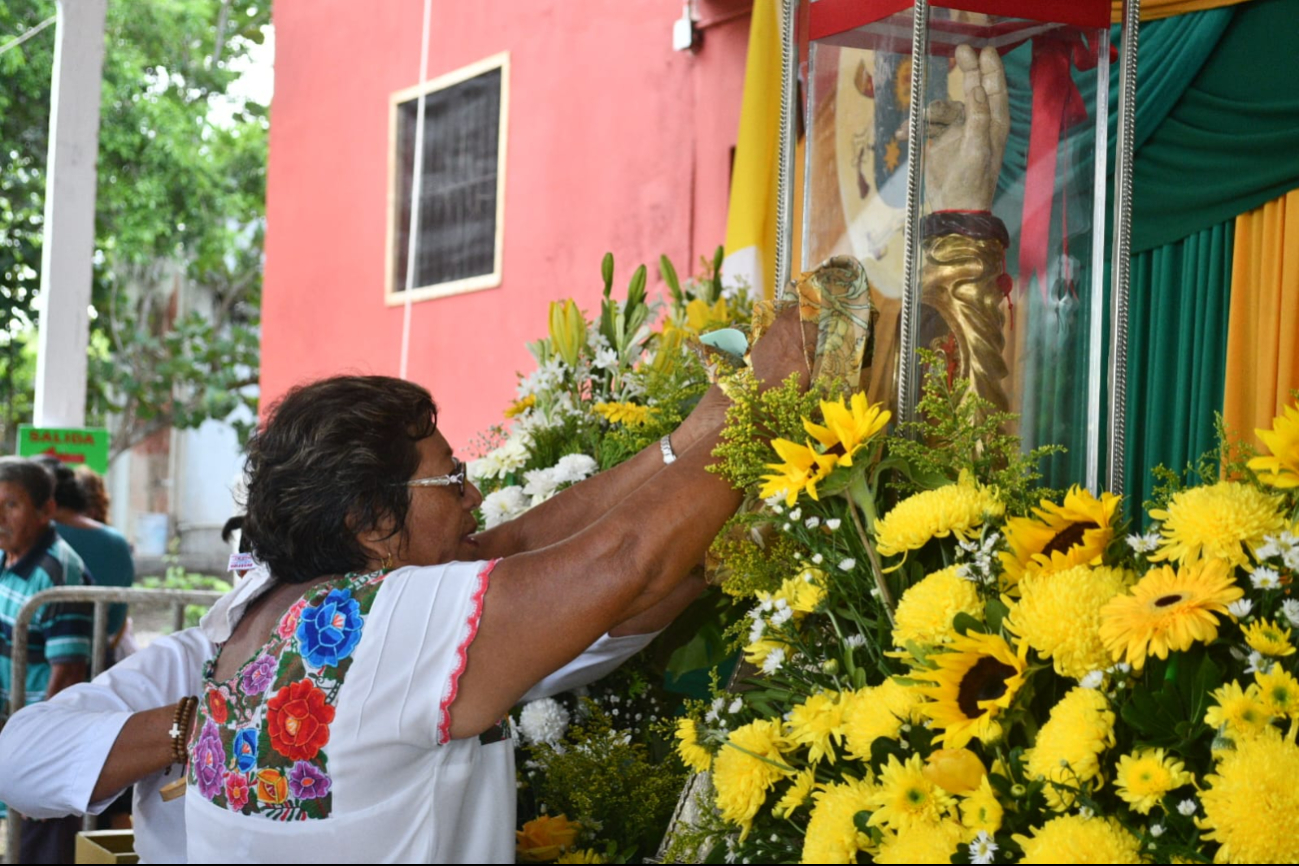 Venden souvenirs, alimentos y hasta la foto del recuerdo