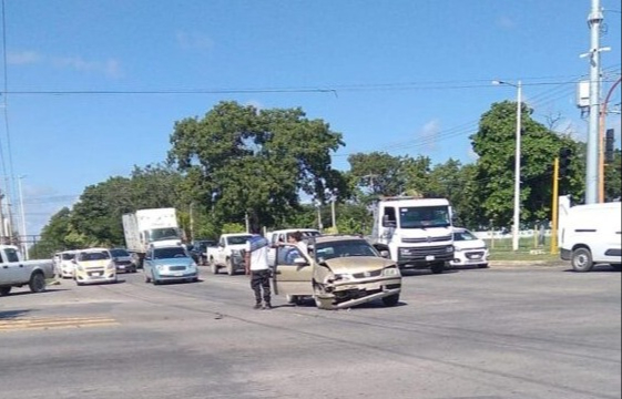 El taxista y pasajeros fueron trasladados al hospital para su revisión, mientras que el otro coche sufrió daños