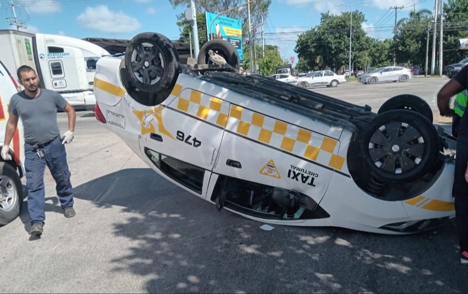 Accidente en Chetumal: Conductor choca contra taxi dejándolo boca abajo