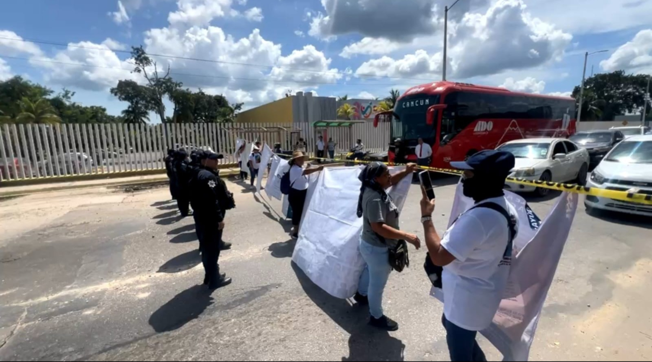 Colectivos de familiares de personas desaparecidas bloquean la entrada a Chetumal