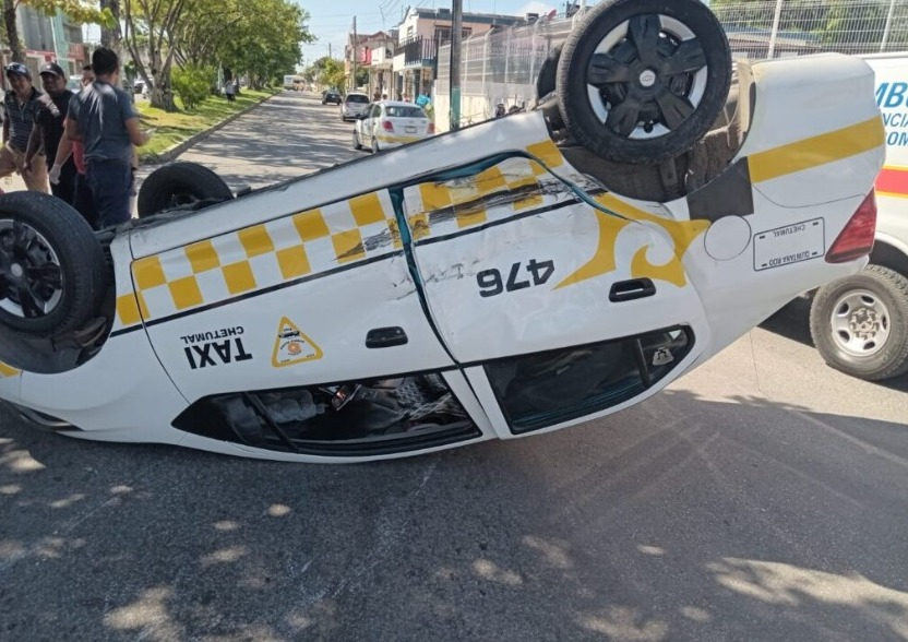 Se vuelca taxi tras ser impactado por un vehículo particular