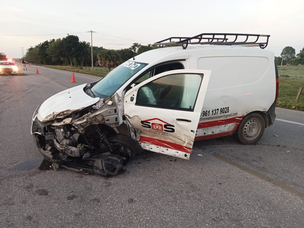 El tráiler colisionó contra la parte lateral de un vehículo