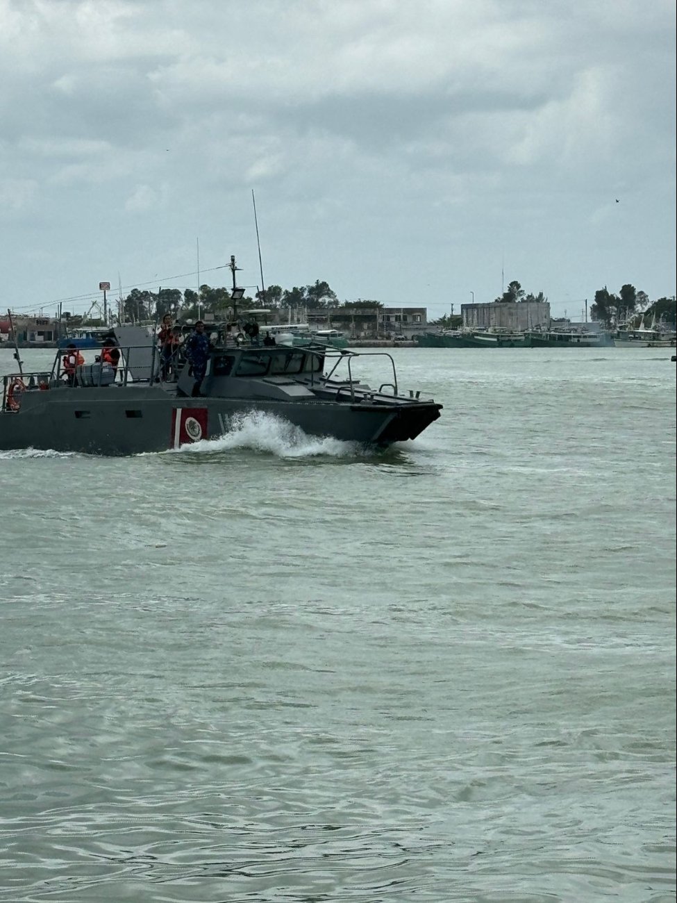 La Marina localizó volcada la Peyucsa 12 cerca de Río Lagartos, con un hombre amarrado al casco