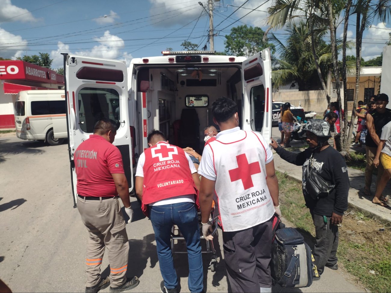 La mujer fue trasladada al hospital por el cuerpo de emergencias