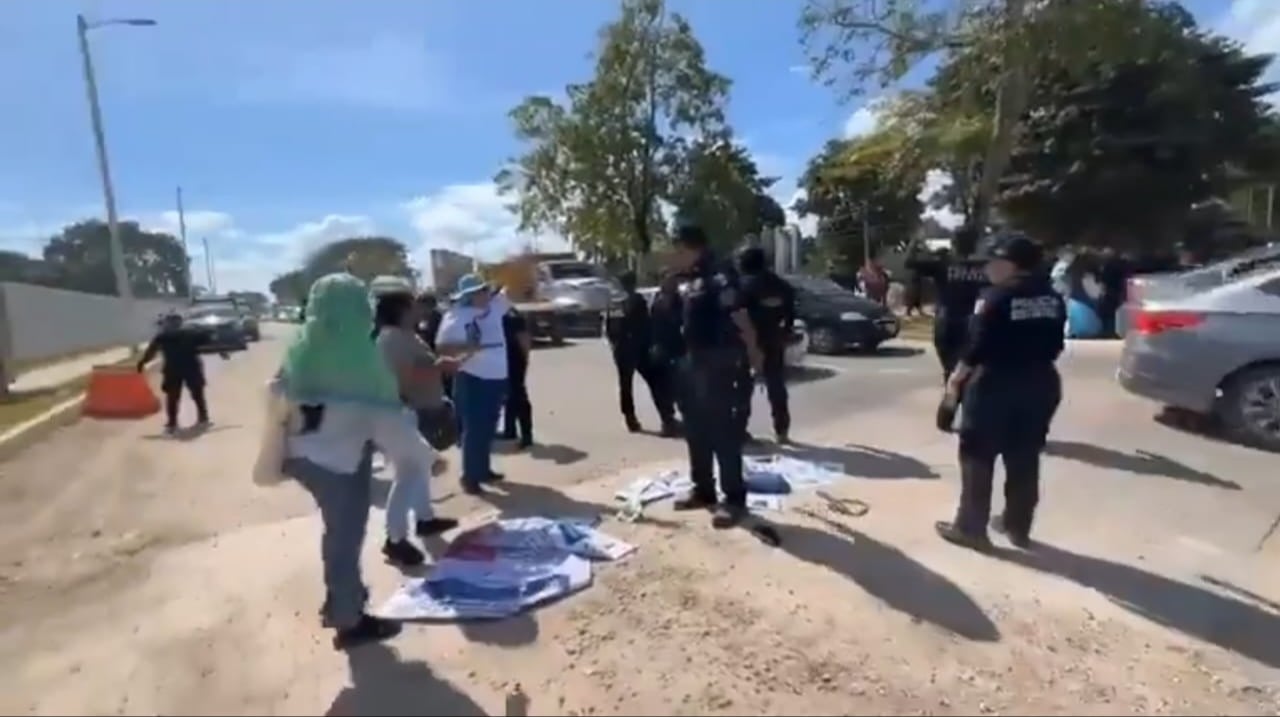 Las policías formaron una valla humana para que los manifestantes no puedan acceder a la carretera nuevamente.