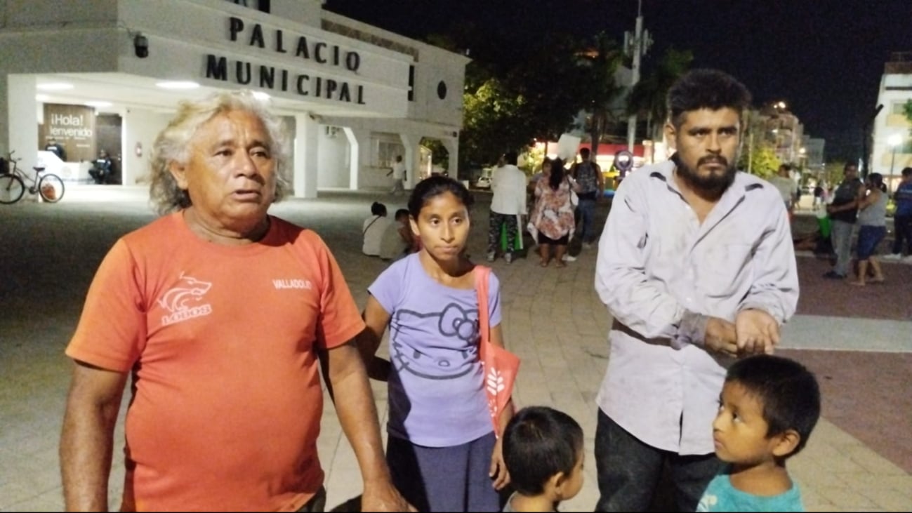 Acampan vecinos de desalojo en plaza 28 de Julio  en Playa del Carmen