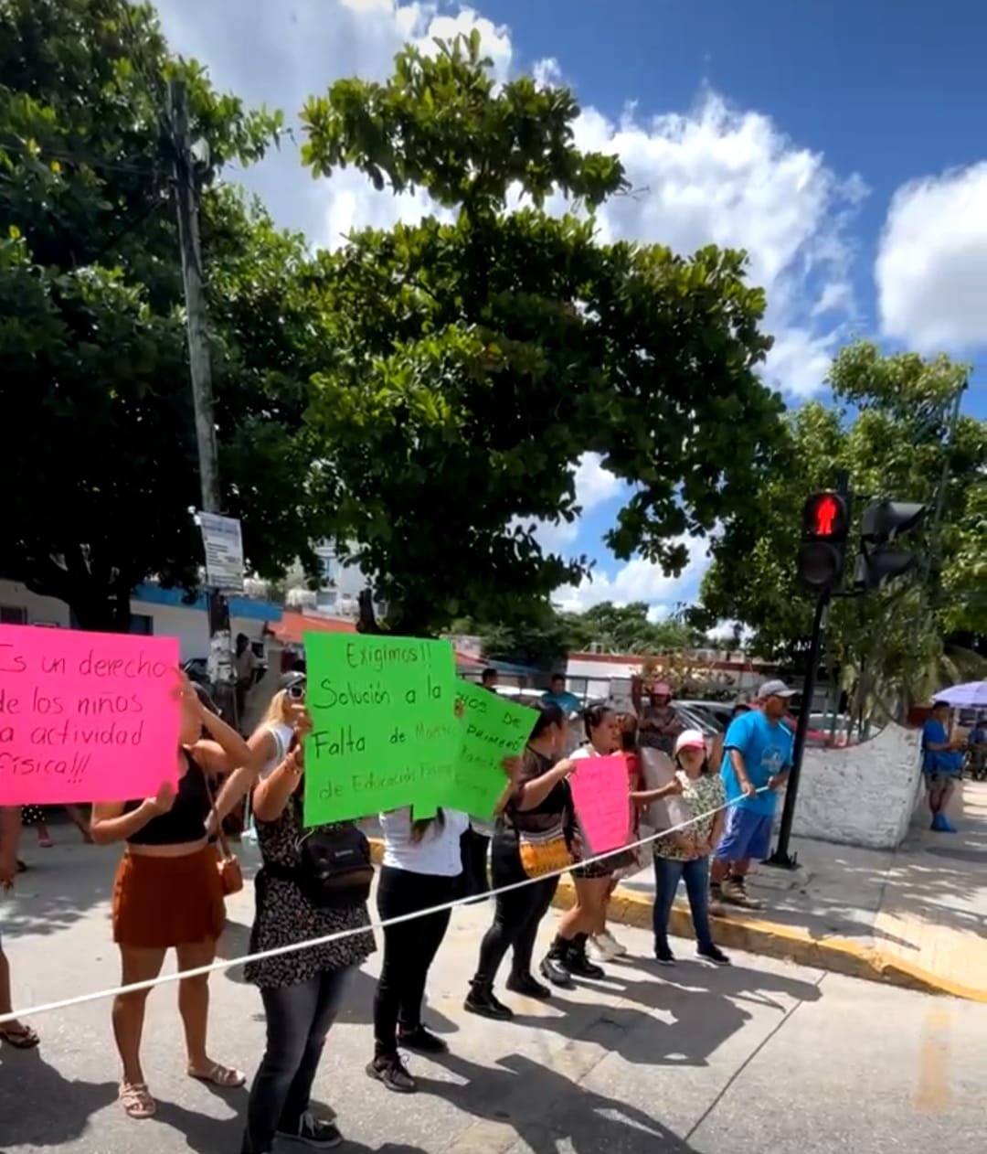 Playa del Carmen: Padres de familia bloquean calle ante la falta de profesor en primaria