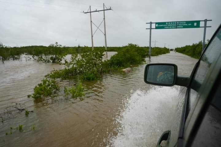 El huracán Milton causó daños significativos en la red carretera estatal, especialmente en el tramo Tankuché-Isla Arena