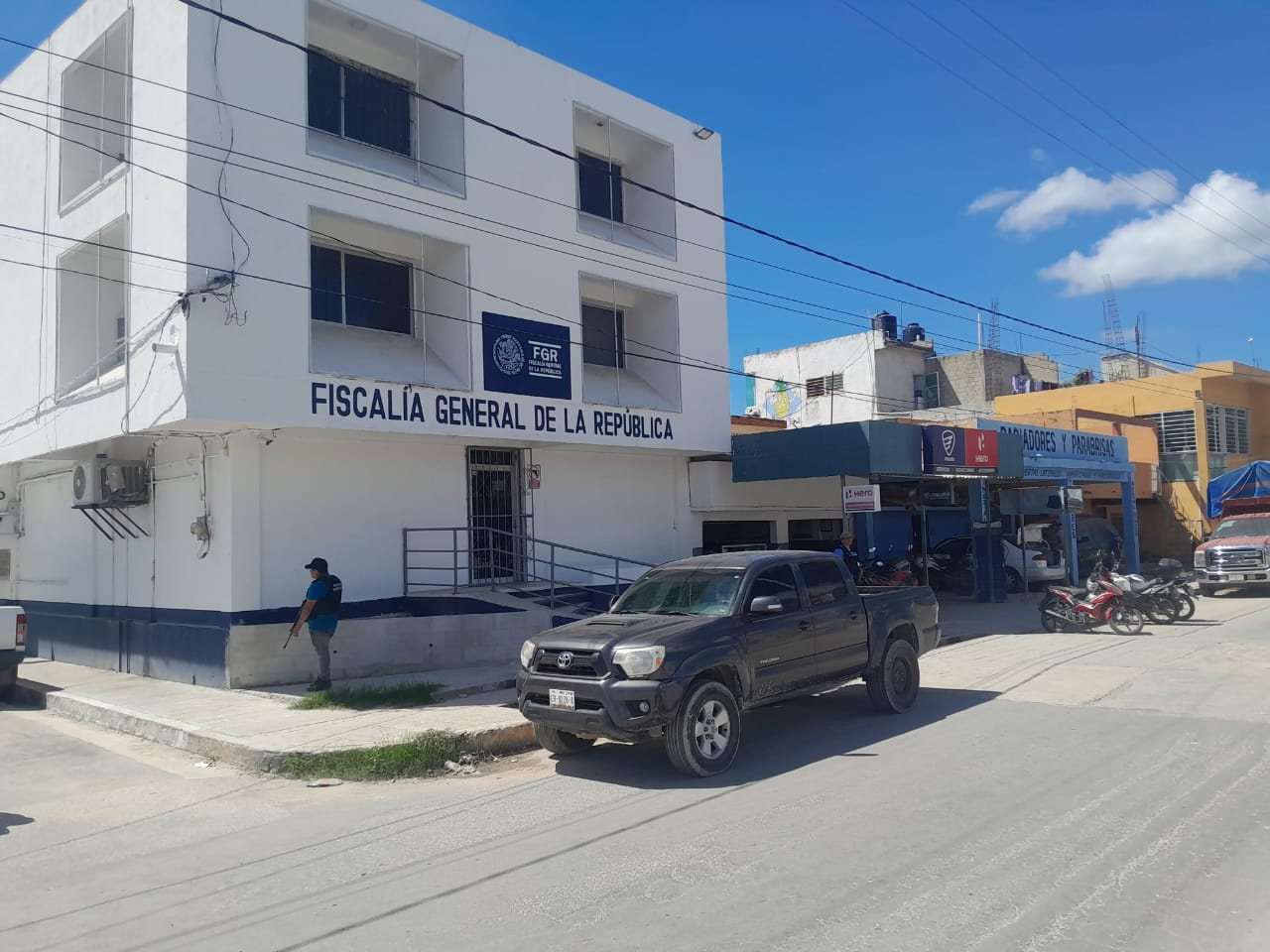 Fiscalía de Campeche detiene a dos hombres, asegura presuntas drogas y armas