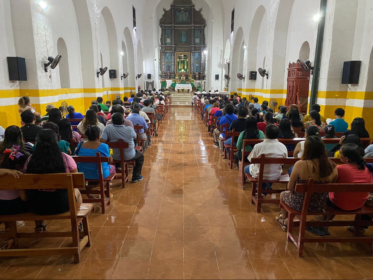 La comunidad se organiza para limpiar y preparar la capilla para recibir a los peregrinos