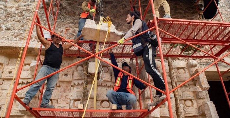 La fachada del Codz Poop exhibe 125 mascarones completos y se realizaron diversas medidas de conservación