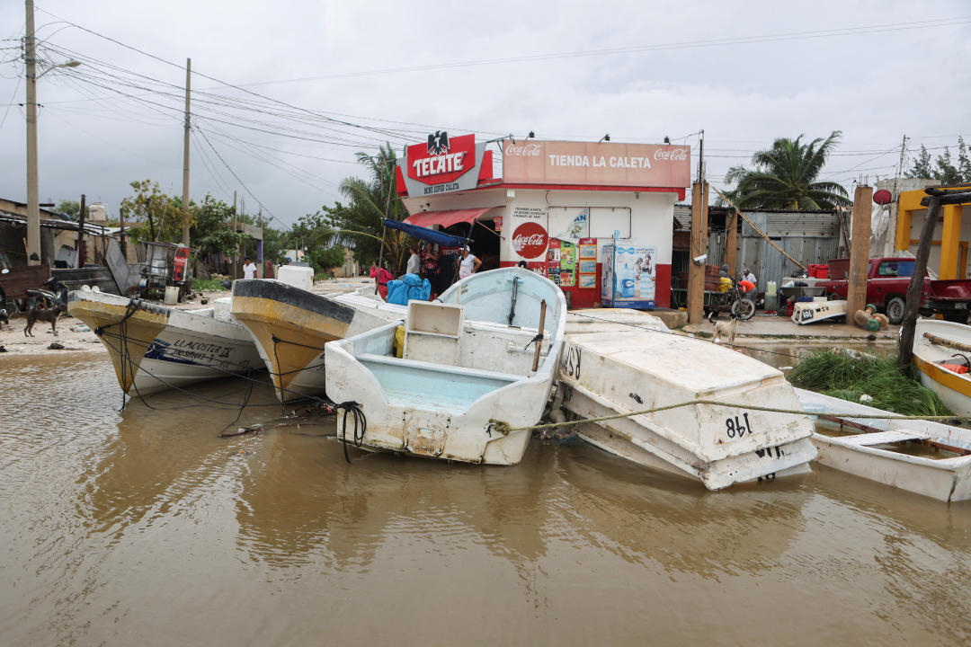 Las autoridades continúan la búsqueda de ocho pescadores desaparecidos durante el huracán Milton