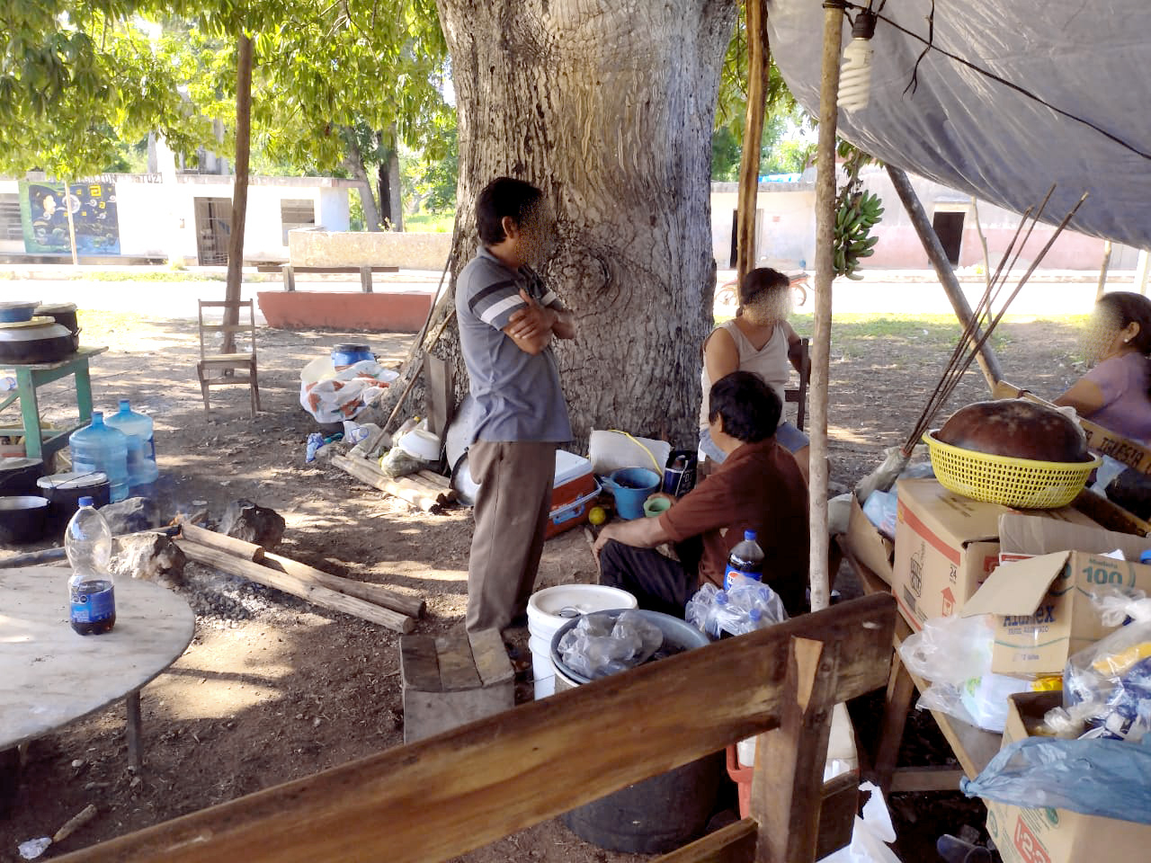 Los ciudadanos mantienen un campamento en el parque principal de la comunidad.